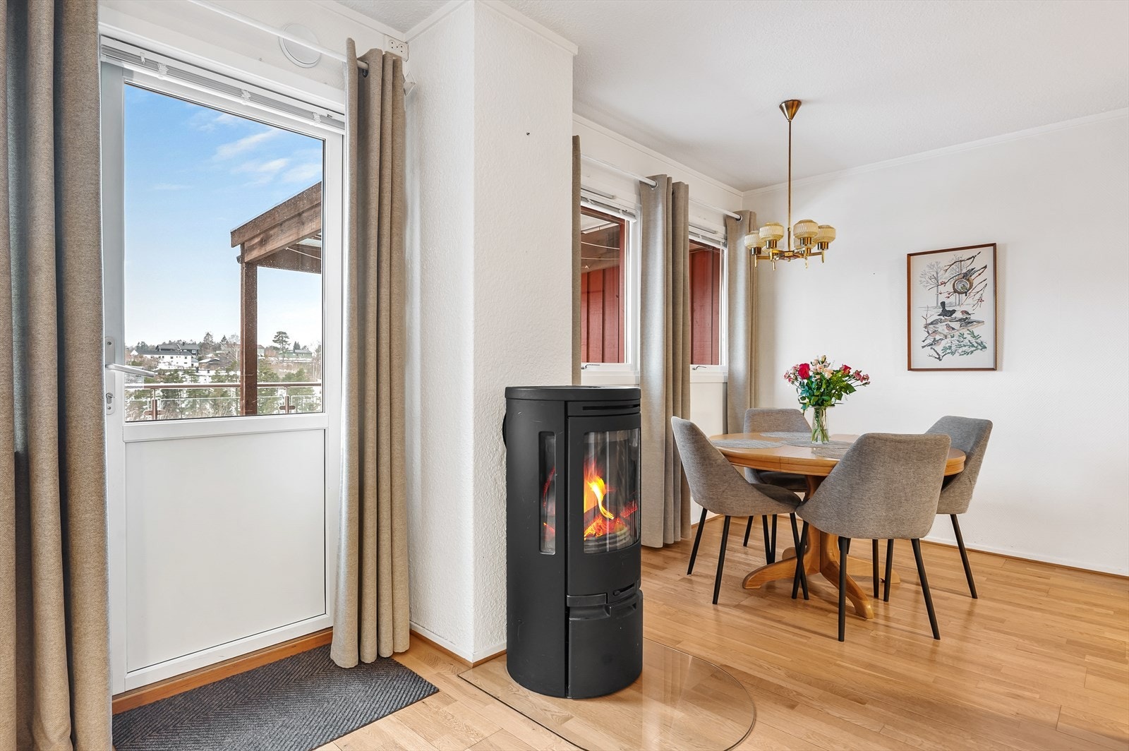 Utgang til stor vestvendt veranda fra stuen Galleribilde