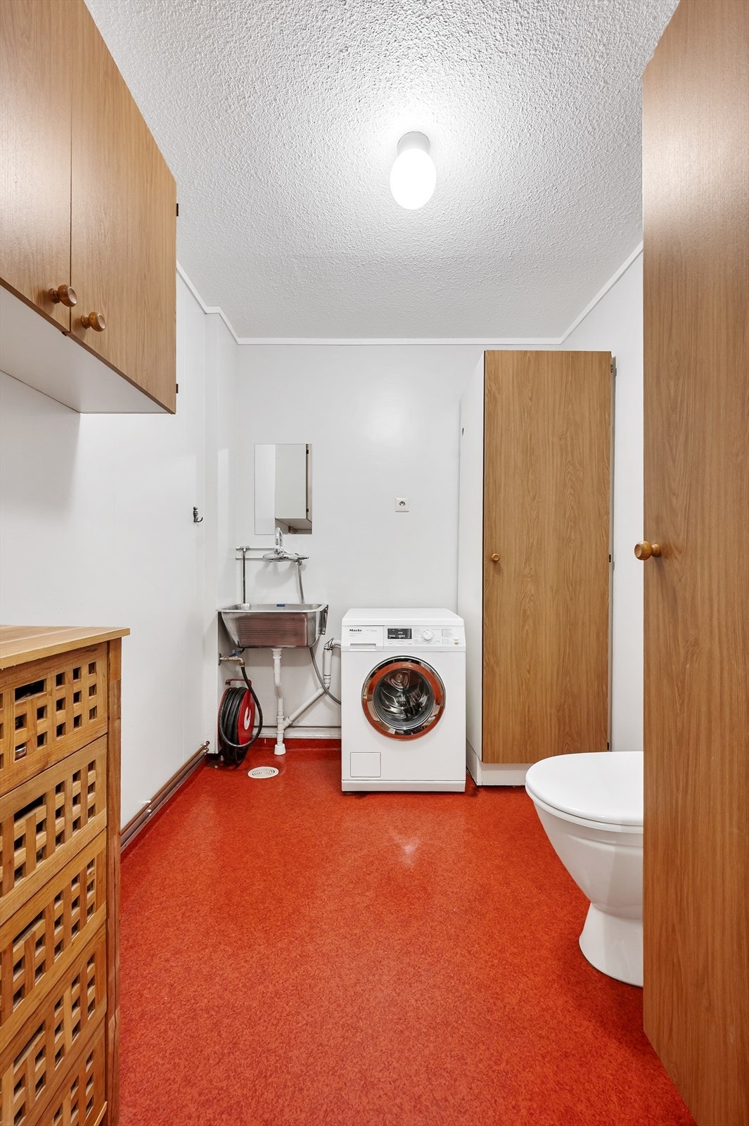 Vaskerom/wc - klosett, opplegg for vaskemaskin, utslagsvask Galleribilde