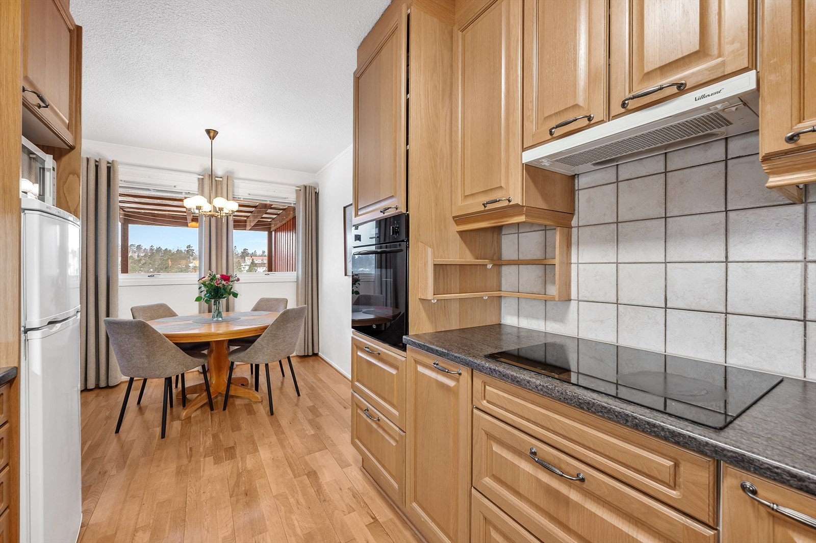 Spiseplass i tilknytning til kjøkken med åpning mot stuen Galleribilde