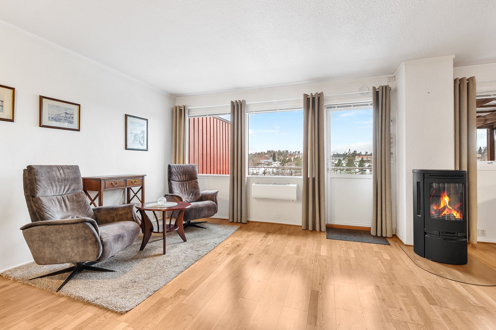 Det er montert en Contura peisovn og Daikin varmepumpe i stuen Galleribilde