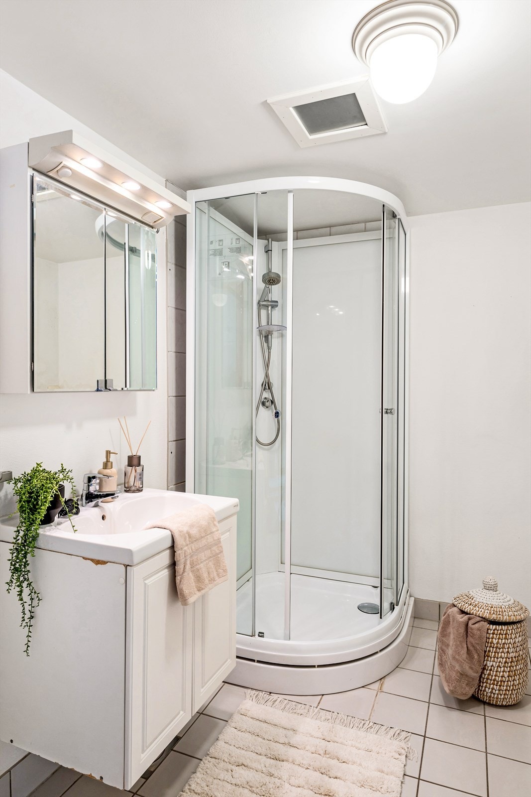 Flislagt bad med varme i gulv og dusjkabinett. Galleribilde