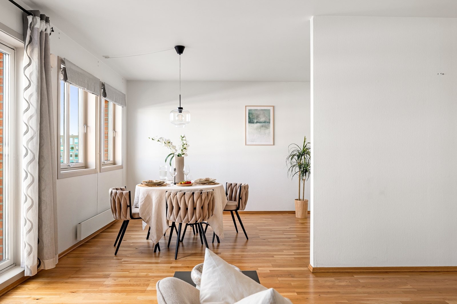 Plass til spisebord mellom kjøkken og stue - ideelt for hverdagsmåltider. Galleribilde