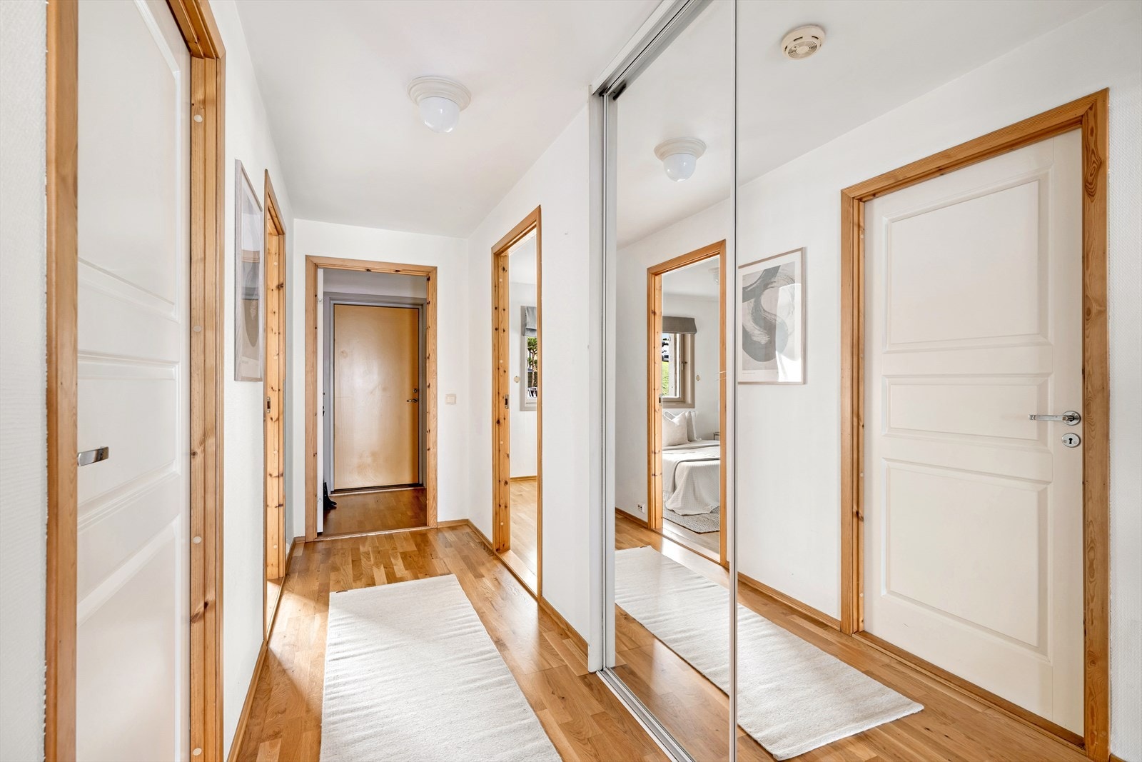 Praktisk entré med god oppbevaringsplass. Galleribilde