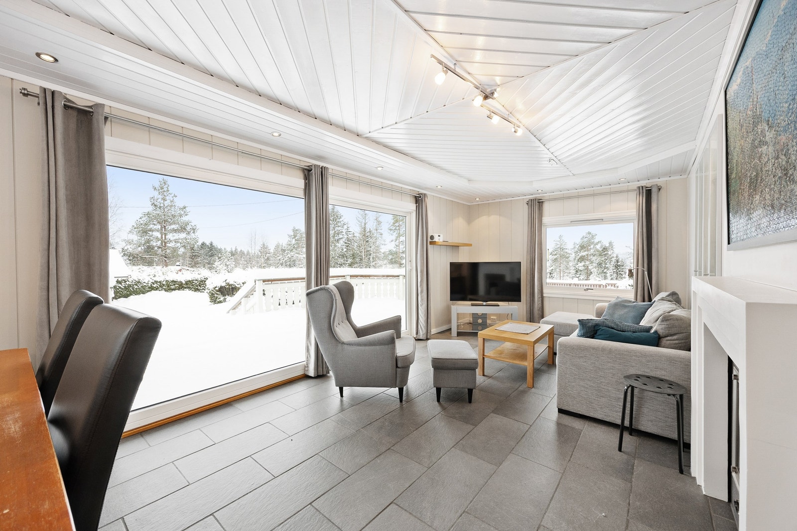 Fra stuen er det utgang til en terrasse målt opp til ca. 31 kvm. Galleribilde