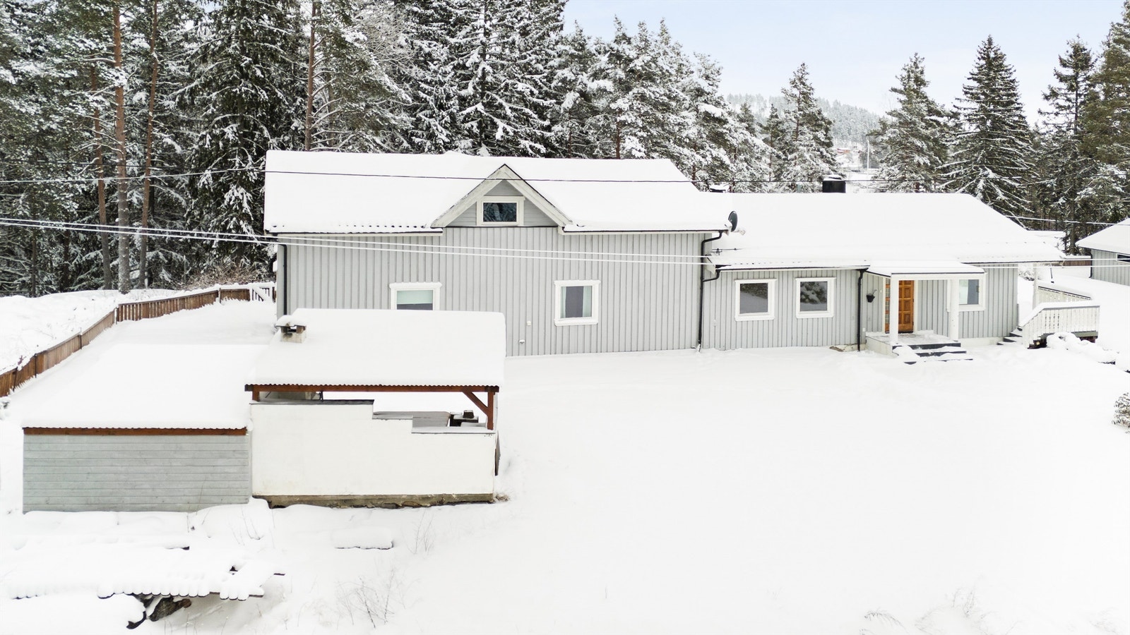 Tomten er målt opp til ca. 2,4 mål og opparbeidet med flere hyggelige uteplasser, hage og beplanting Galleribilde
