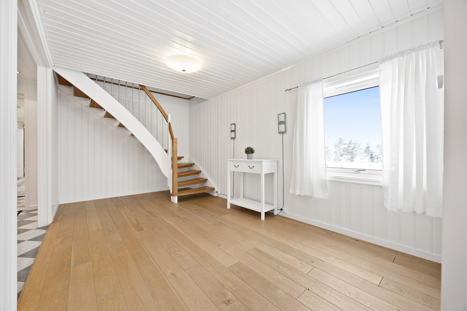 Boligen har vannbåren gulvvarme i alle rom i 1. etasje etter opplysninger fra selger. Fordelerskap er plasser på teknisk rom. Galleribilde