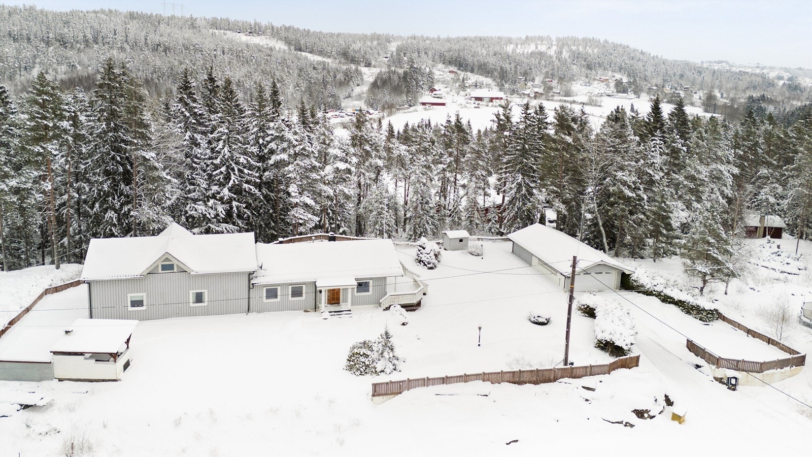 Til tross for sin landlige beliggenhet tar det rett i underkant av 10 min med bil til Skedsmokorset hvor du har både gode kollektivmuligheter og alt du trenger i hverdagen, i tillegg til restauranter, klesbutikker m.m Galleribilde