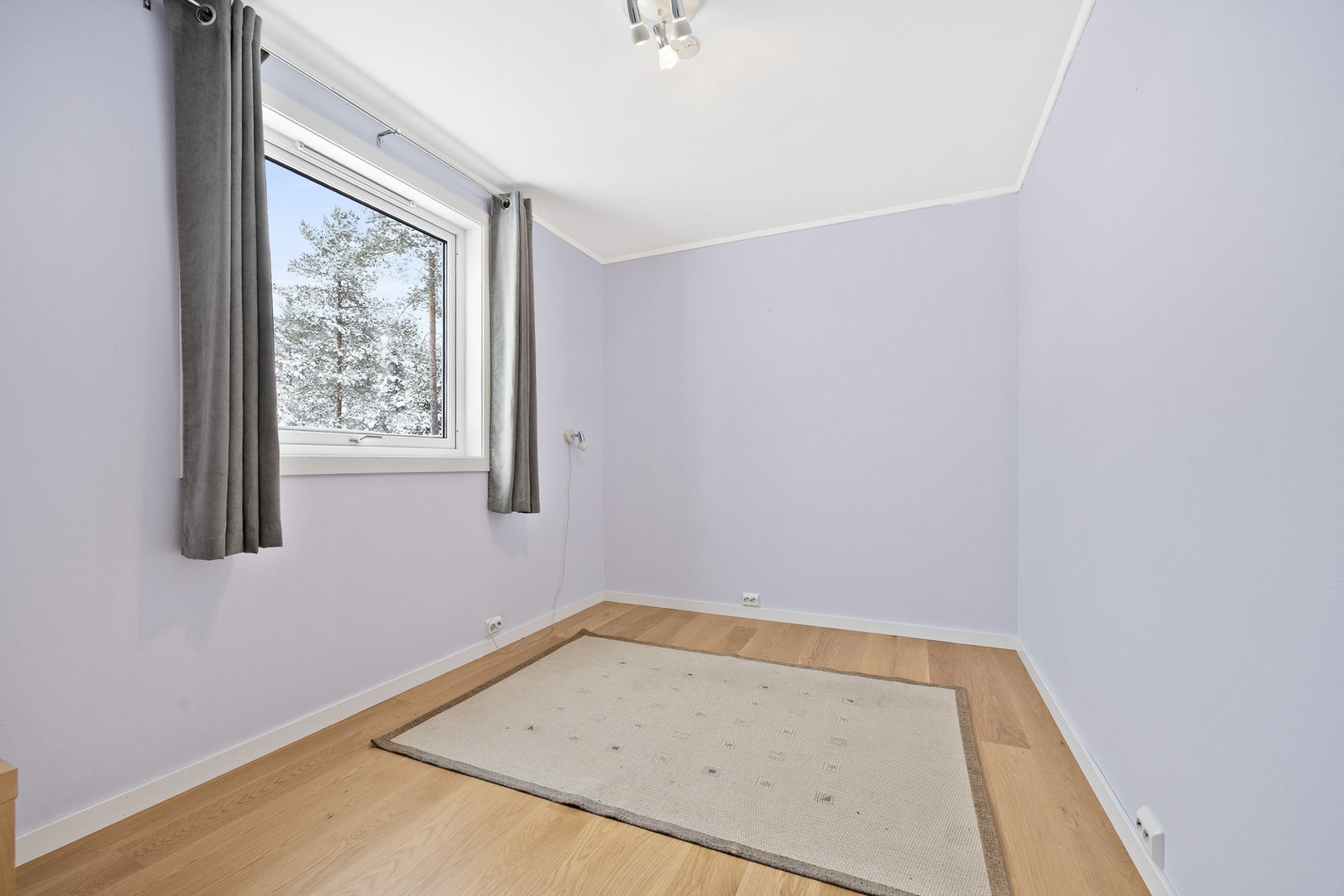 Rommene har plass til både seng og garderobeskap på rommene Galleribilde