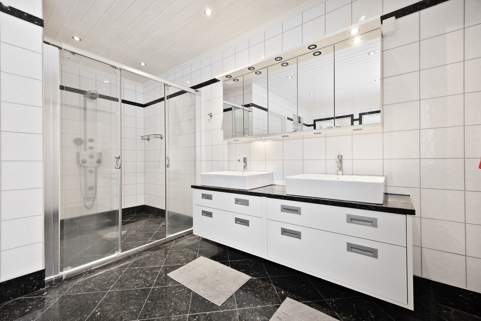 Dusjhjørne med skyvedør Galleribilde