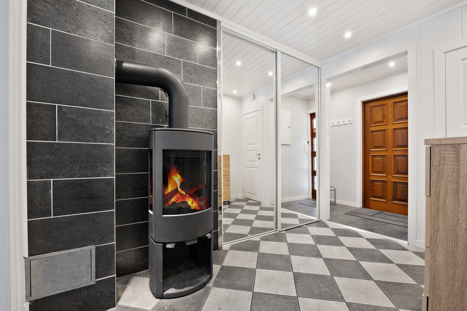 Flislagt entré av god størrelse Galleribilde