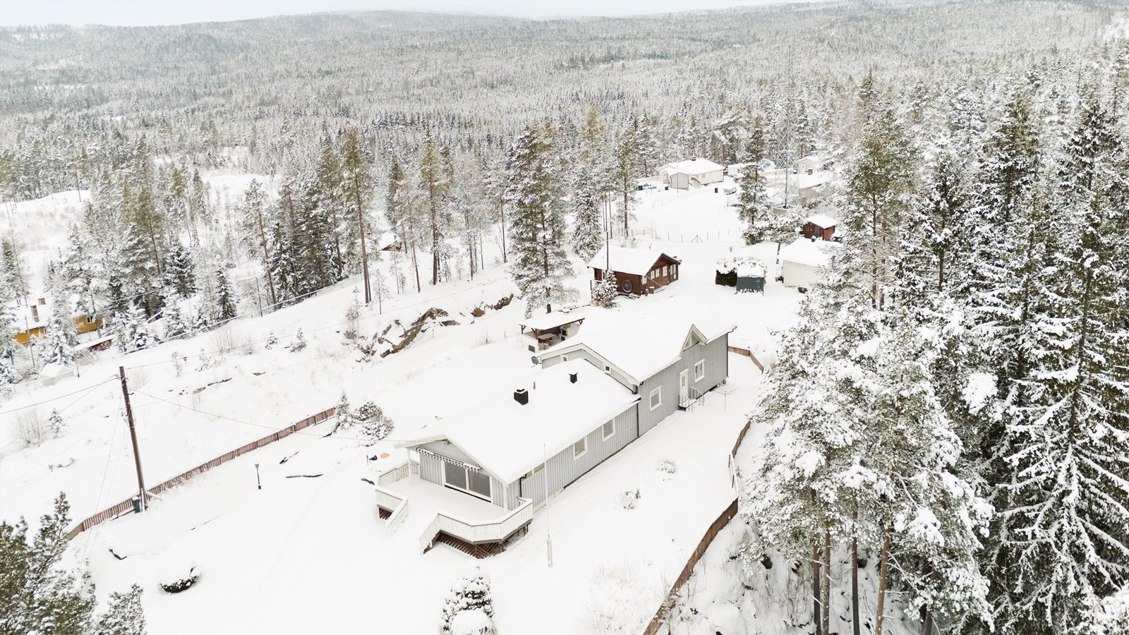 Boligen har etter opplysninger fra selger lite til ingen innsyn fra veien og ligger usjenert til på feltet. Galleribilde