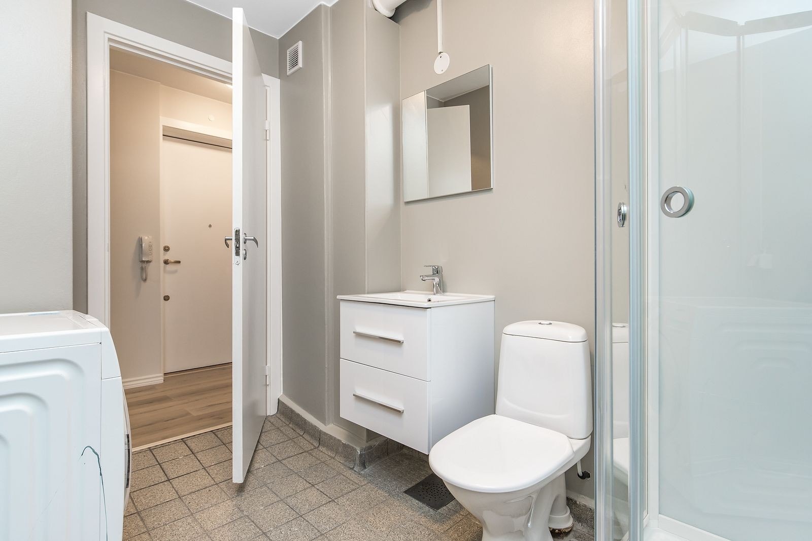 Badet er nymalt med nytt dusjkabinett og vaskemaskin Galleribilde