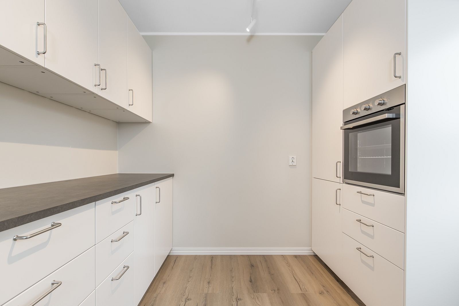 Kjøkkenet er romslig og med godt med skapplass Galleribilde