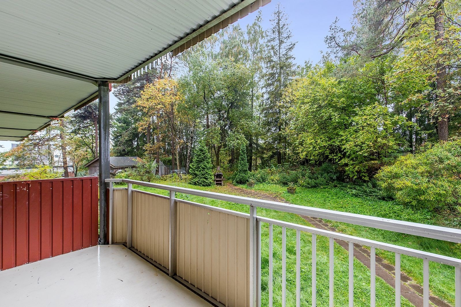 Romslig balkong med utsikt mot grøntareal Galleribilde