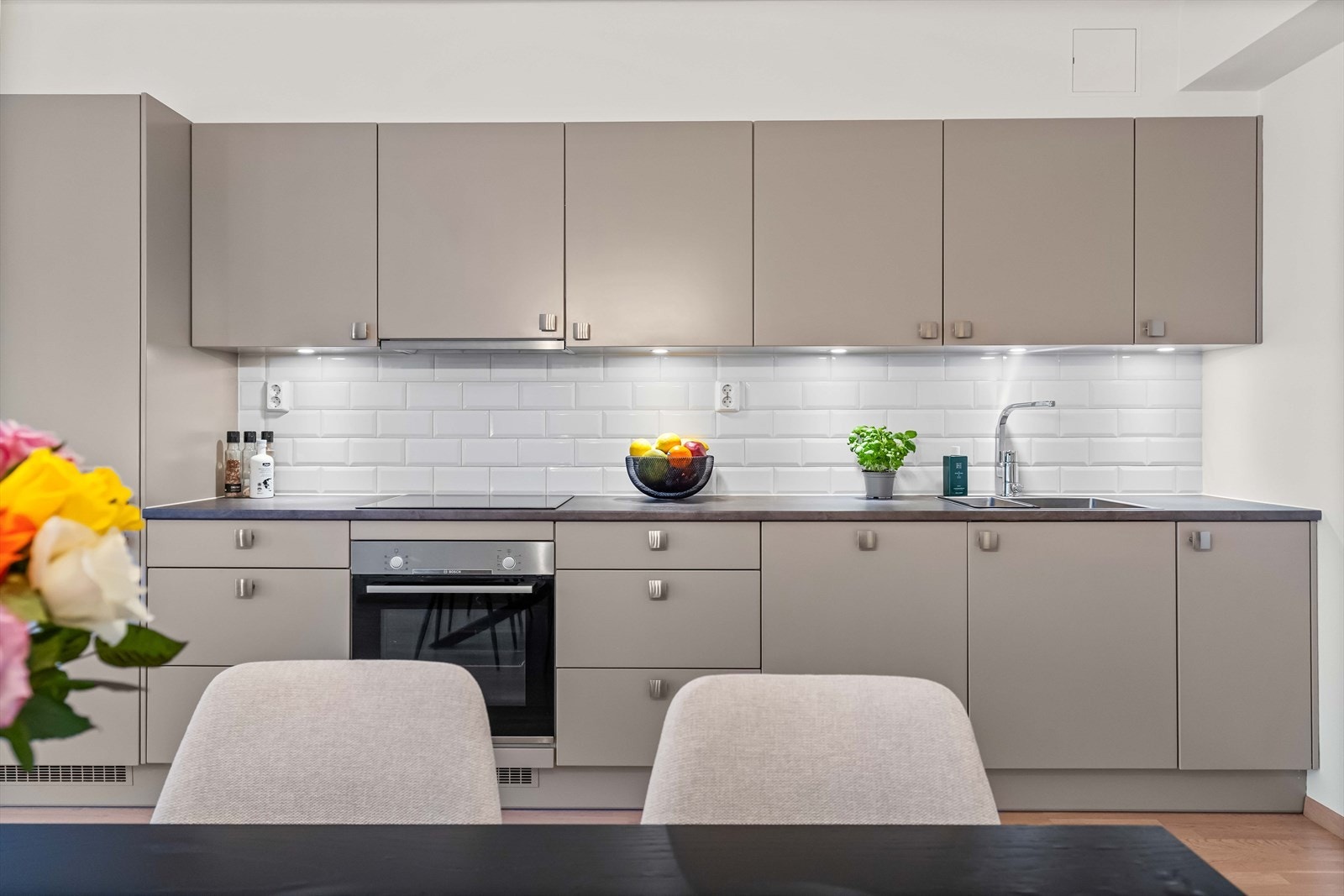 Stilrent kjøkken fra 2020 med slette fronter, integrerte hvitevarer og god skapplass. Galleribilde