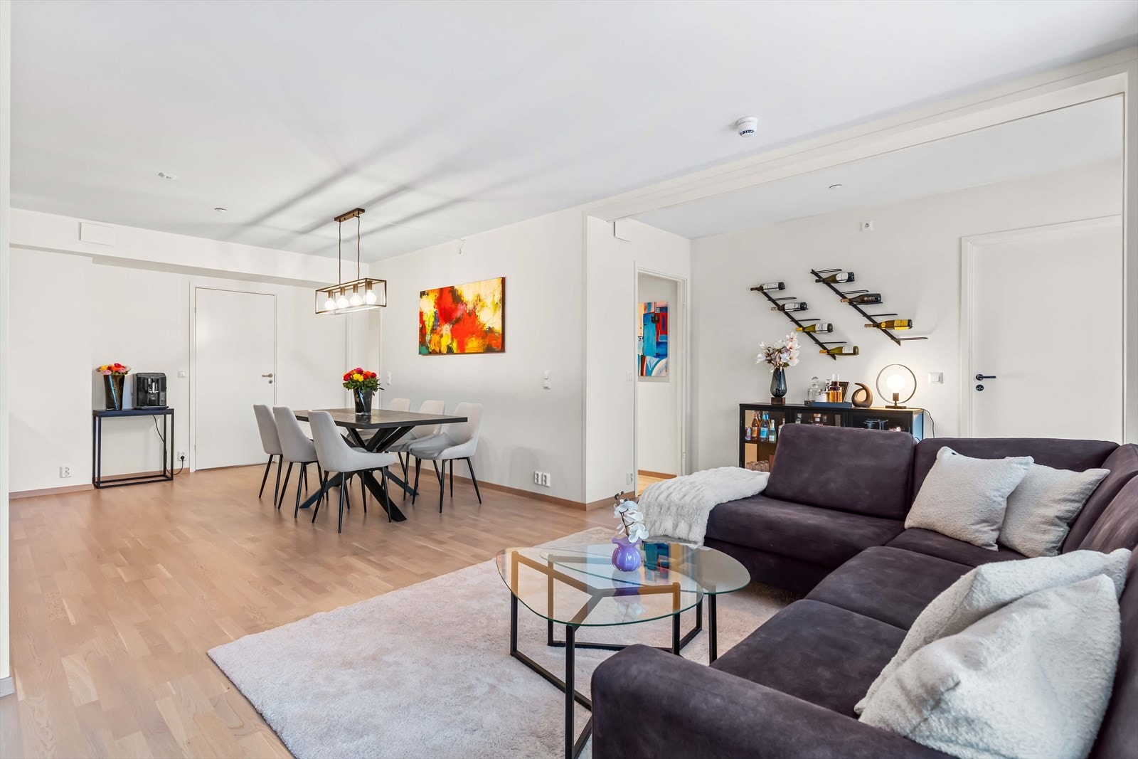 Innbydende stue med god plass til både sofagruppe og sosial sone. Galleribilde