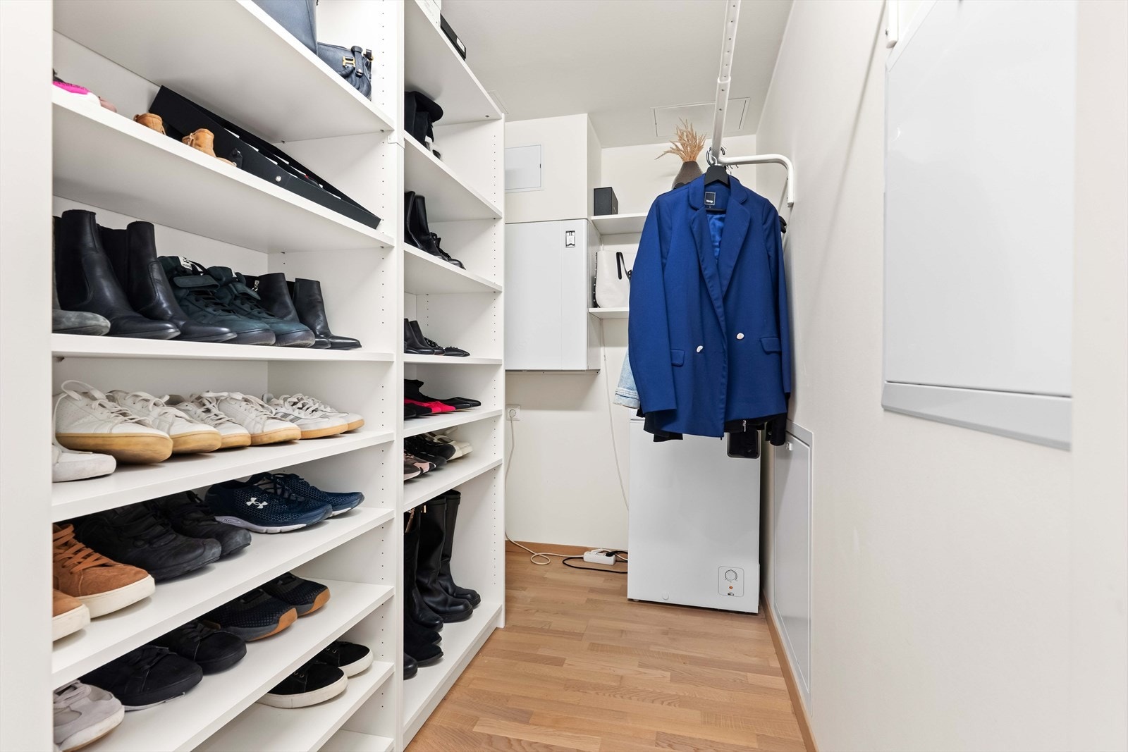 Praktisk walk-in garderobe/bod med rikelig oppbevaringsplass. Galleribilde