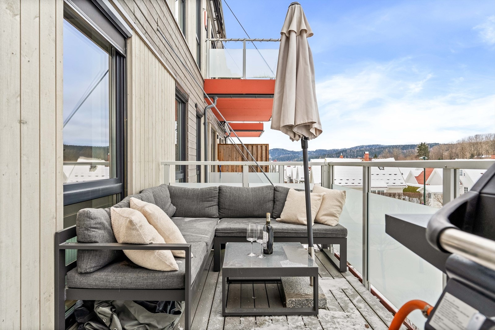 Balkongen har plass til både sofagruppe og spiseplass. Galleribilde