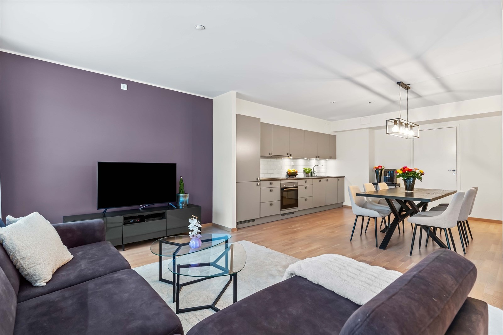 Åpen og sosial stue-/kjøkkenløsning - perfekt for både hverdag og gjester. Galleribilde