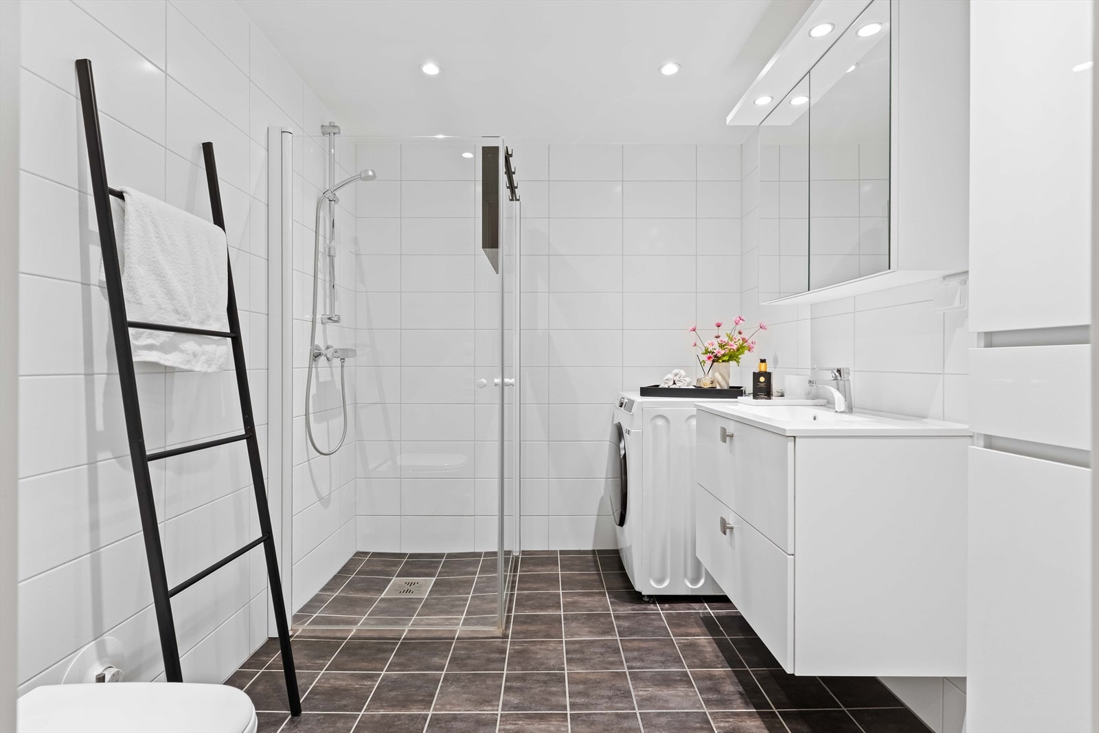 Flislagt bad fra byggeår med moderne innredning og romslig dusjhjørne. Galleribilde