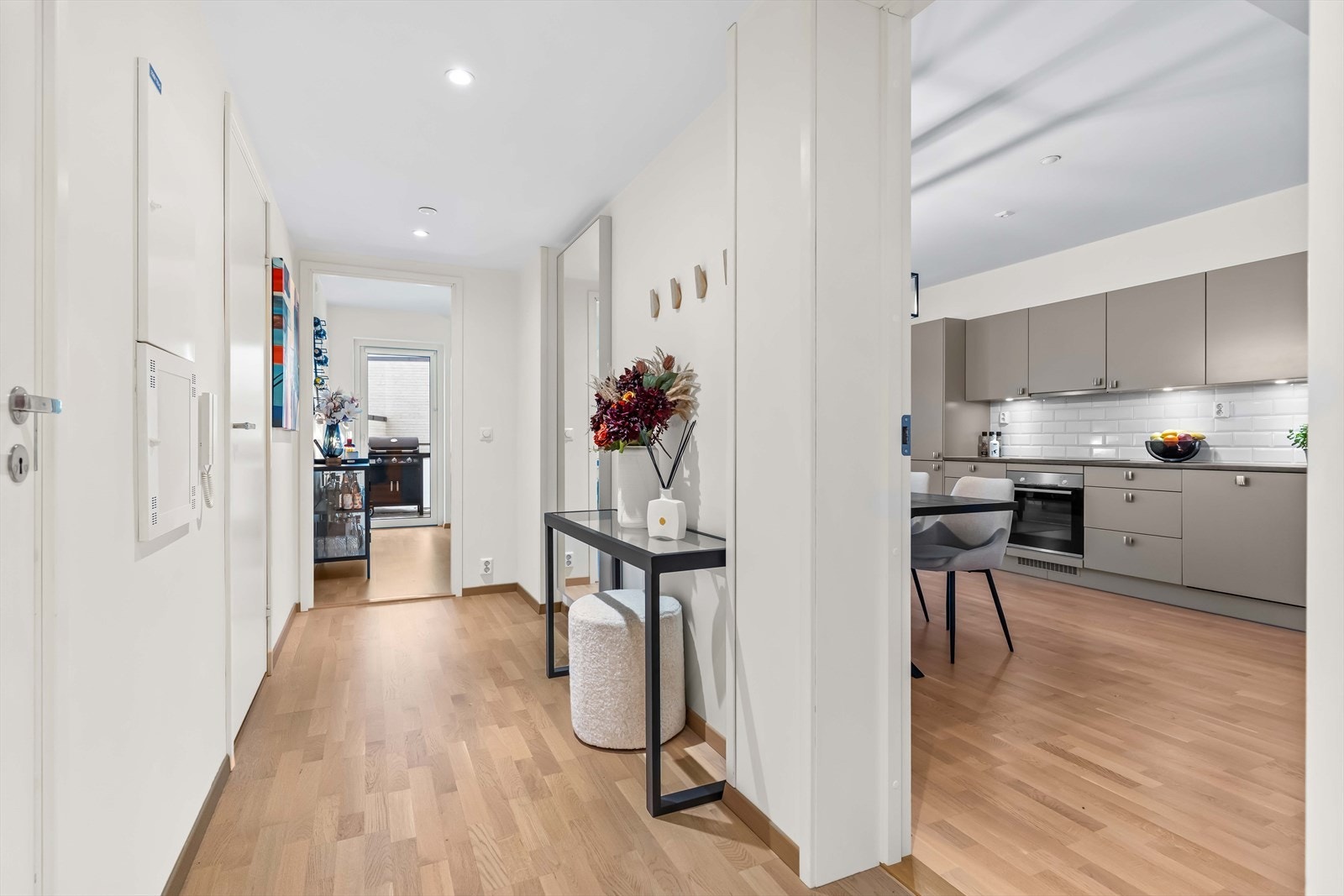 Lys og romslig entré som gir et godt førsteinntrykk. Galleribilde