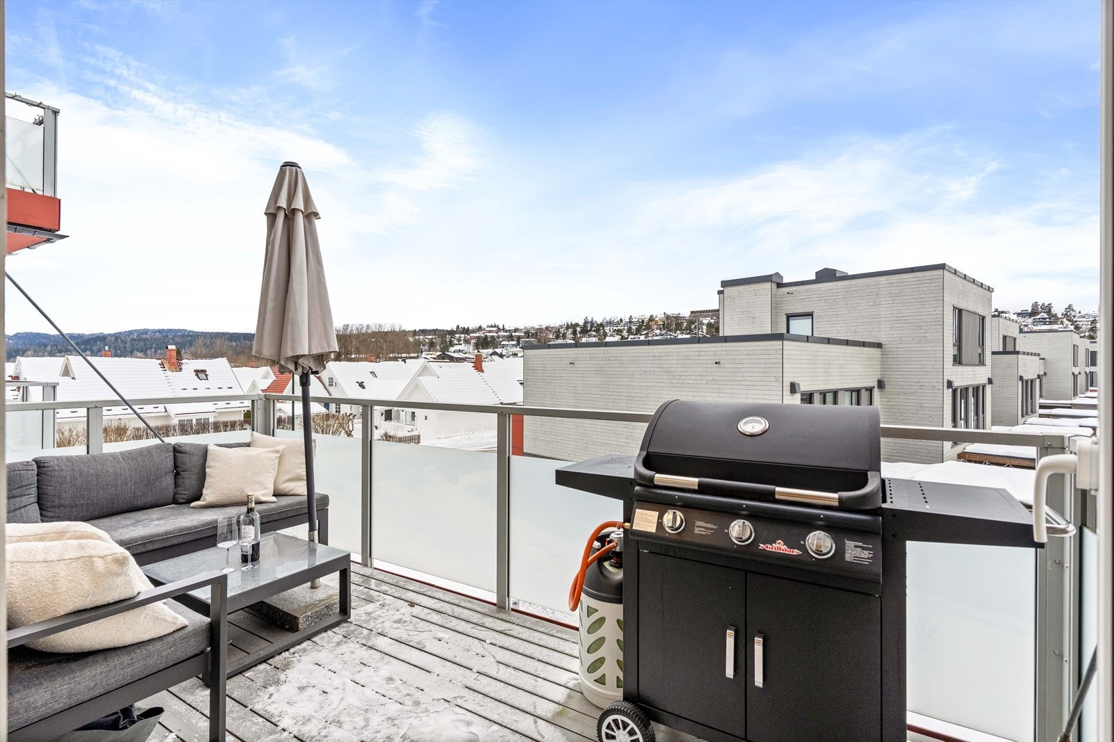 Stor og møblerbar balkong med gode solforhold - ideell for sommerdager. Galleribilde