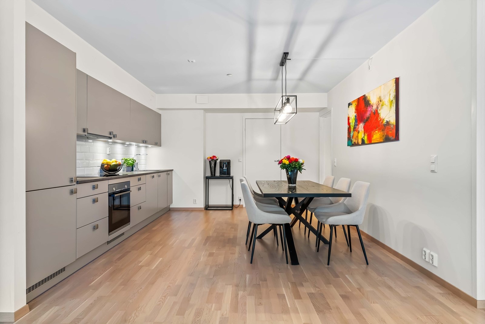 Åpen kjøkkenløsning gir et moderne og funksjonelt uttrykk. Galleribilde