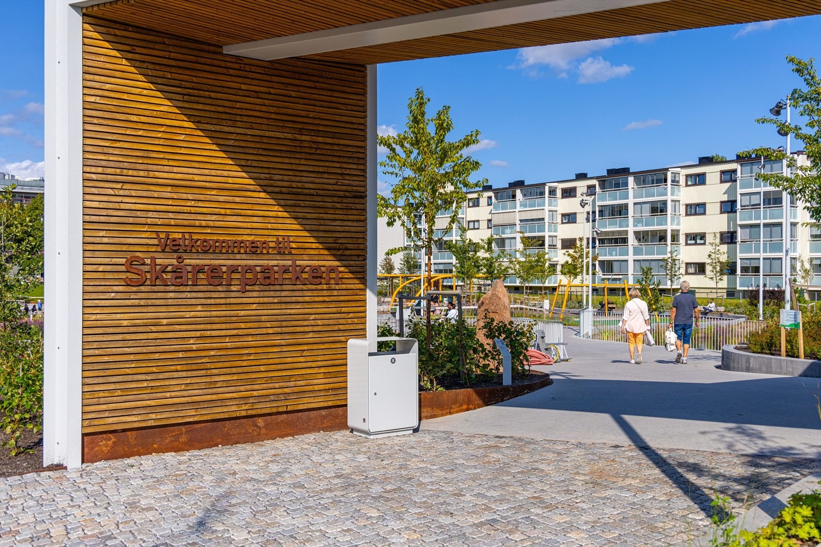 Skårerparken er et fint samlingspunkt med lekeplass, sittebenker og vanndam. Galleribilde