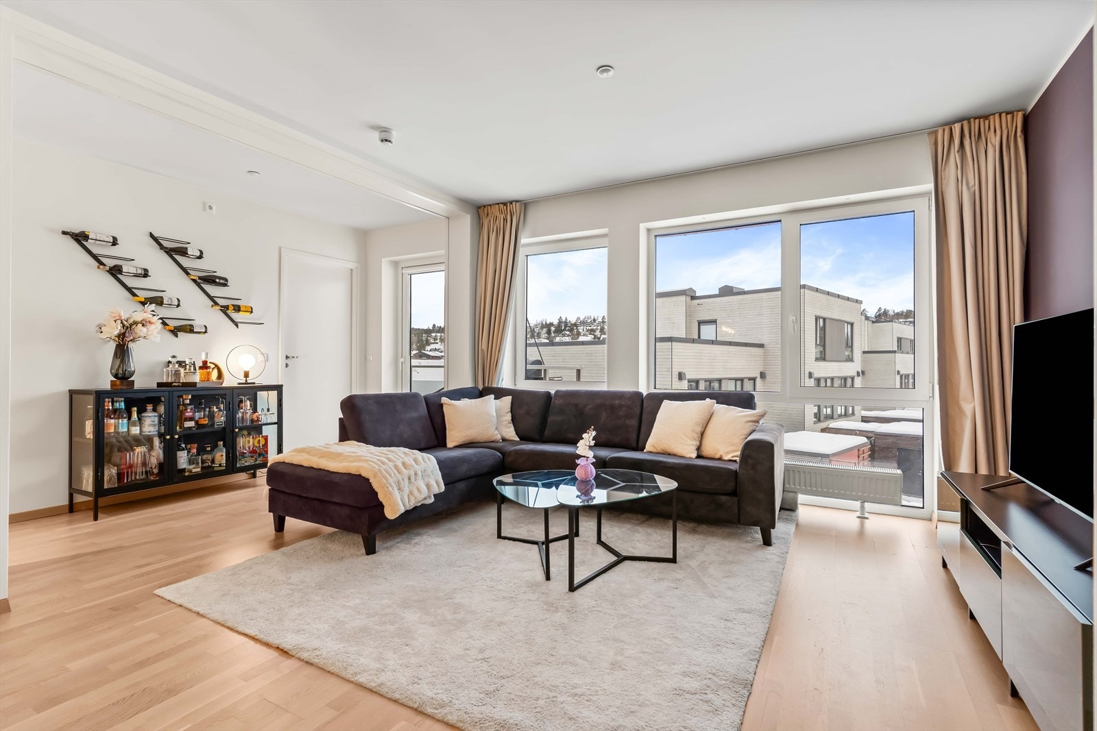 Lys og romslig stue med åpen løsning mot kjøkken - store vindusflater gir rikelig med naturlig lys. Galleribilde