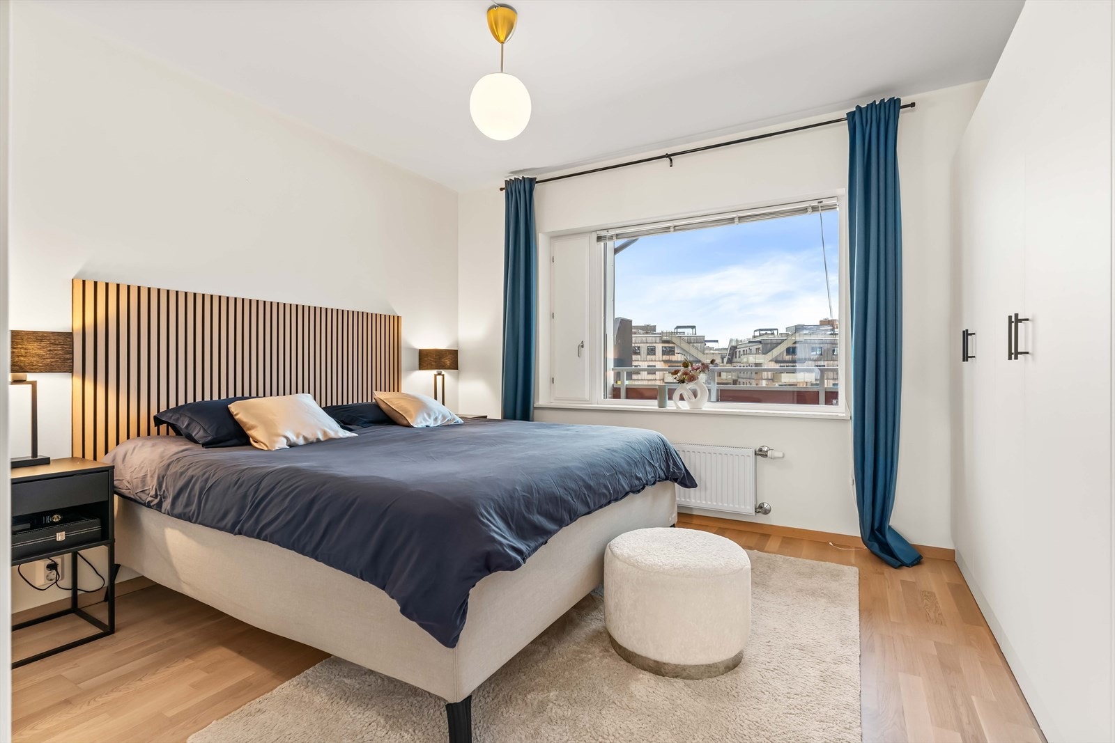 Romslig hovedsoverom med plass til dobbeltseng og tilhørende møbler. Galleribilde