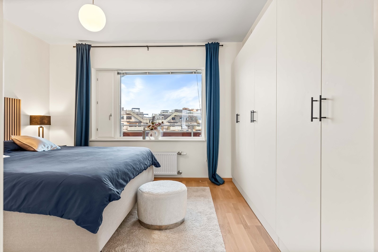 Hovedsoverommet har god skapplass og store vinduer med fint lysinnslipp. Galleribilde