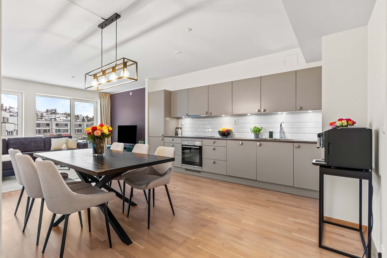 Kjøkkenet har god arbeidsflate og plass til spisebord i tilknytning til stuen. Galleribilde