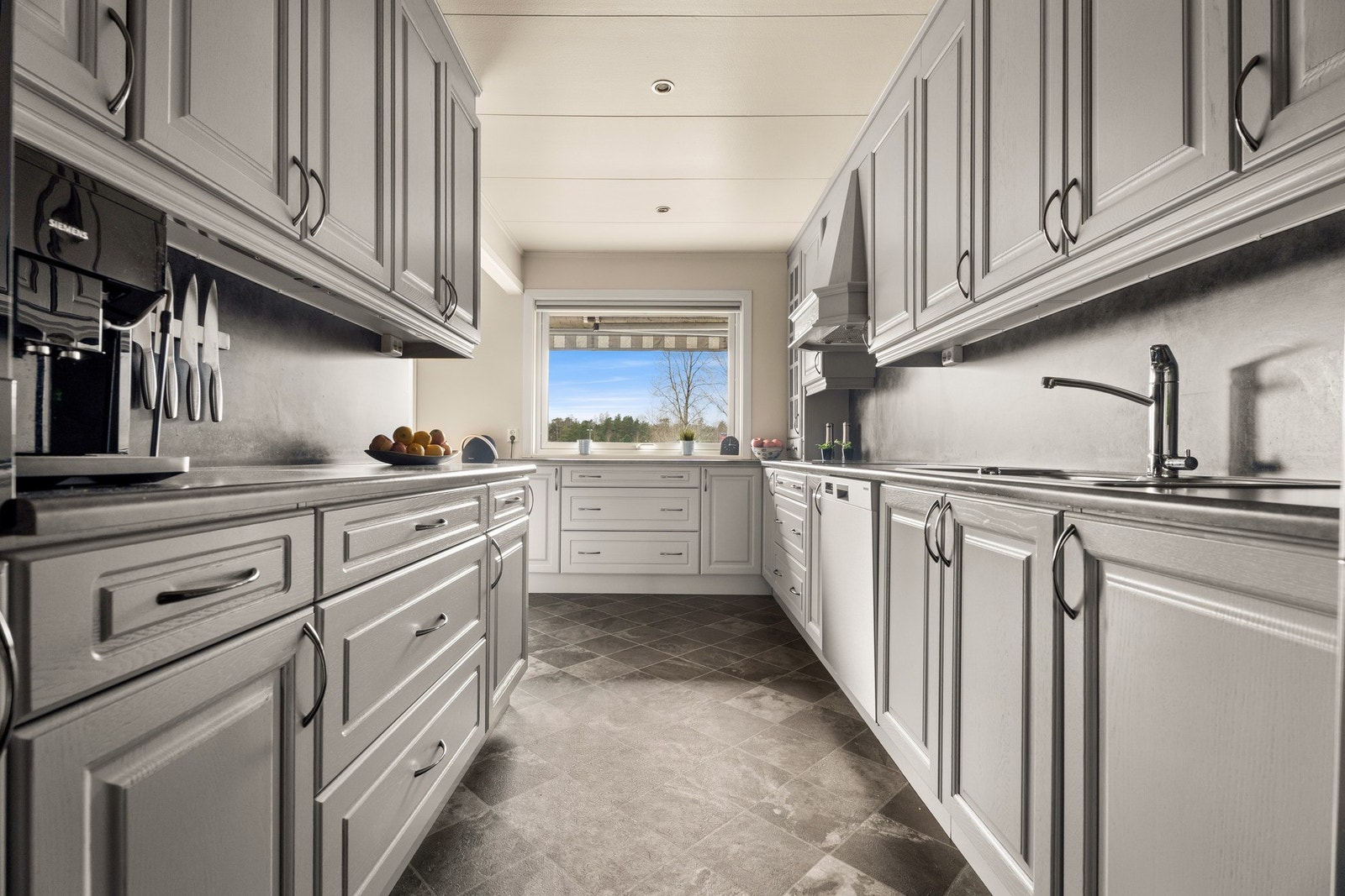 Kjøkkenet har godt med oppbevaringsplass i skap og skuffer. Galleribilde