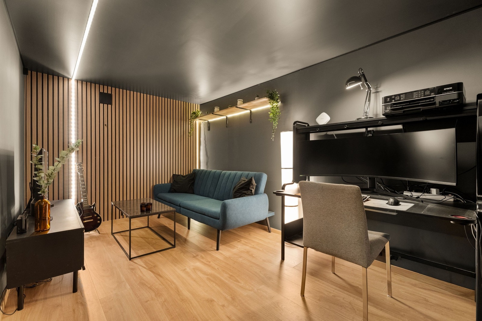 Innredet rom i kjeller er ikke godkjent for varig opphold, men benyttes idag som TV-stue. Galleribilde