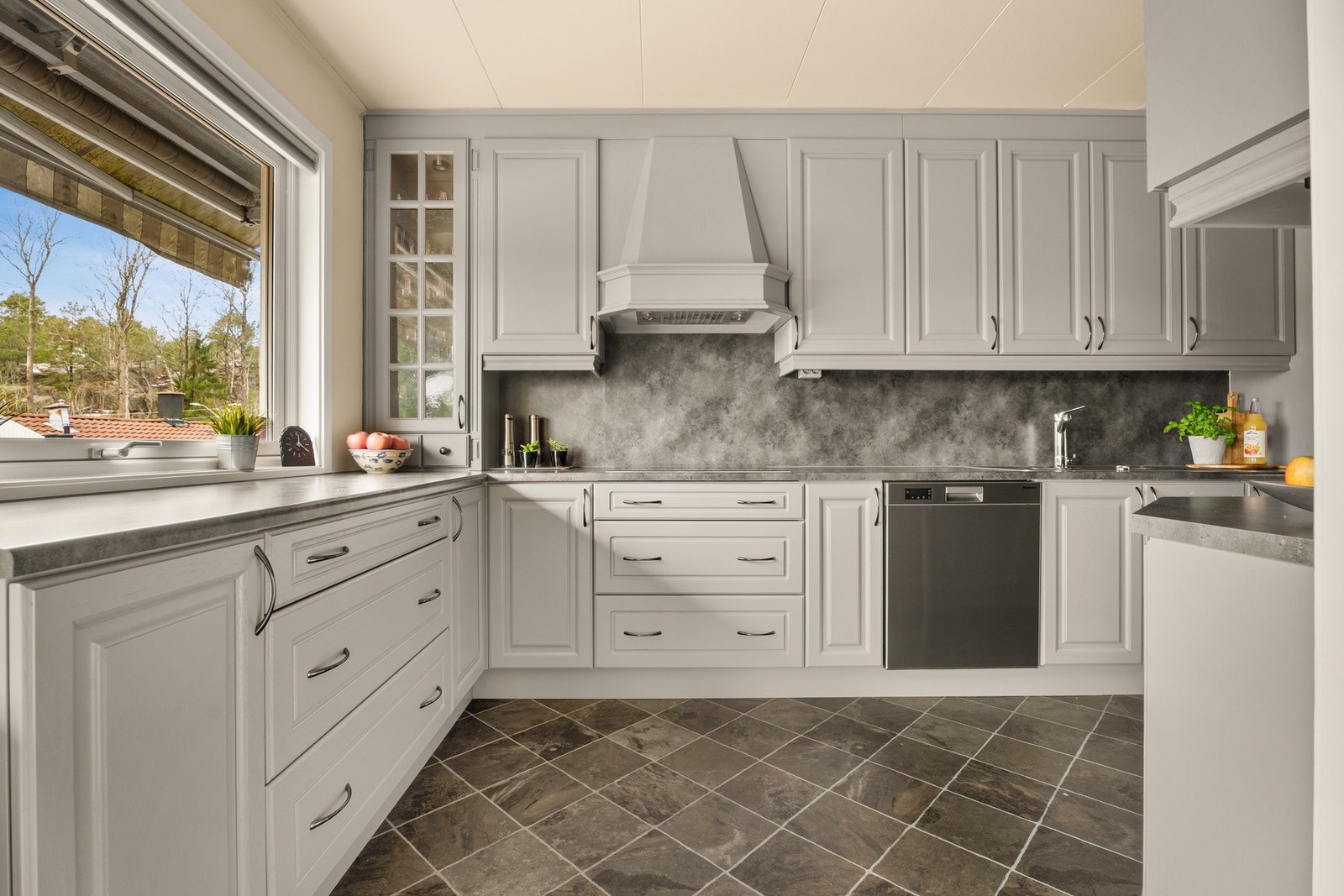 Praktisk kjøkken med profilerte fronter og tidløs utførelse. Galleribilde