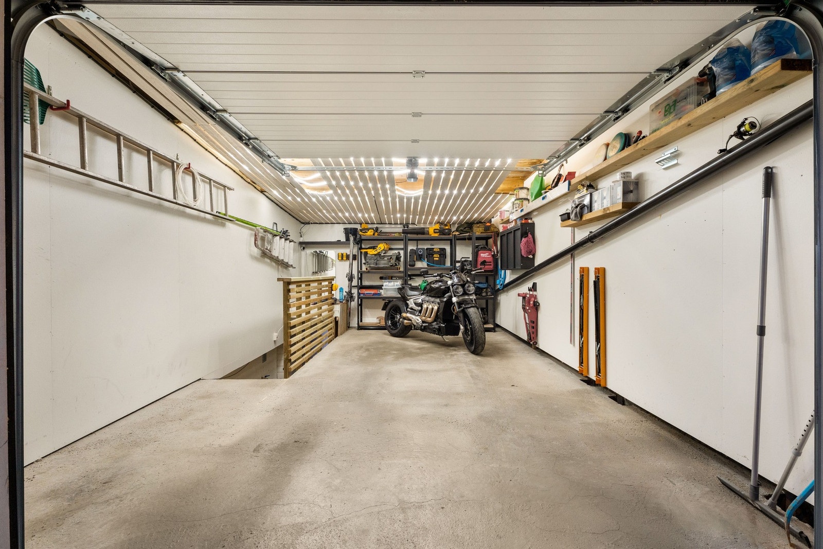 Gode oppbevaringsmuligheter i garasjen. Galleribilde