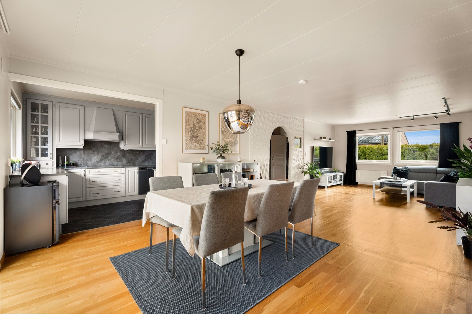 De sosiale rommene er romslige. Her er det god plass til gjester. Galleribilde