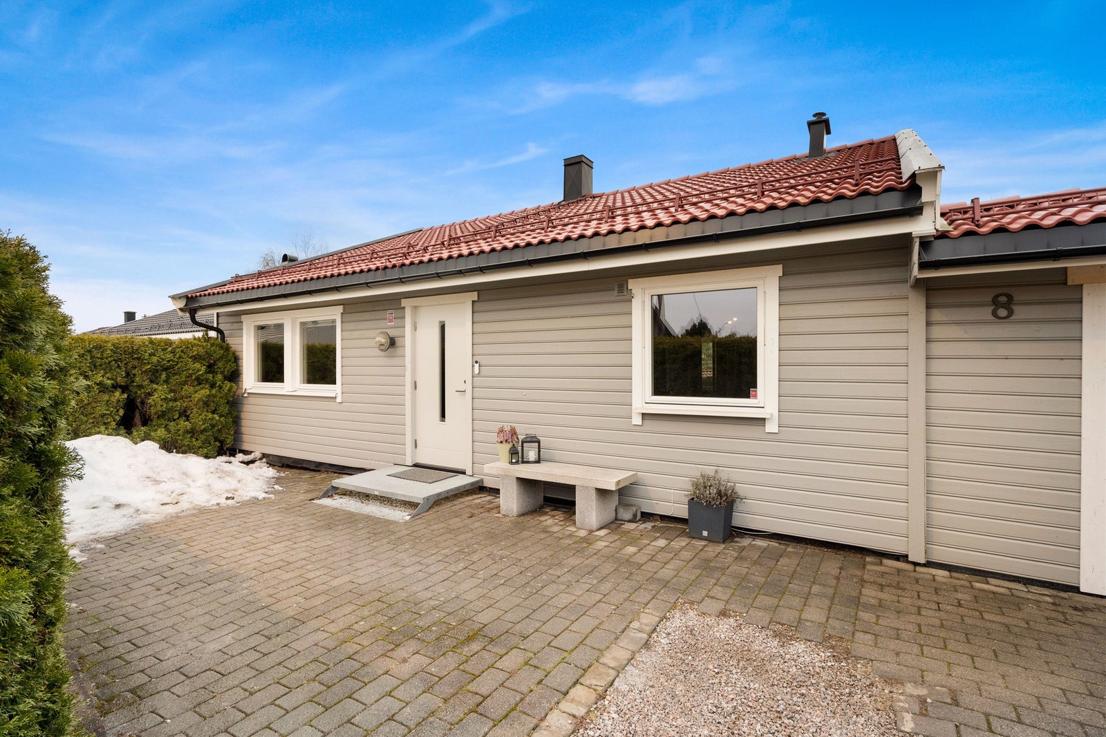 Boligen er en enebolig i rekke oppført i 1975. Galleribilde