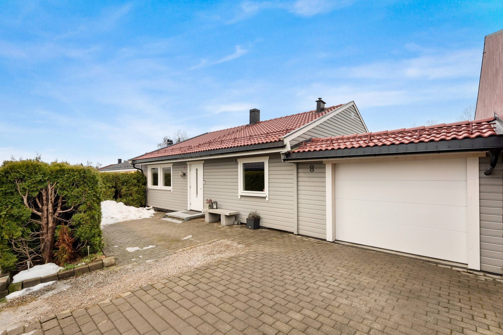 Eier opplyser om at taktekking er lagt om i 2020 med betongstein. Galleribilde