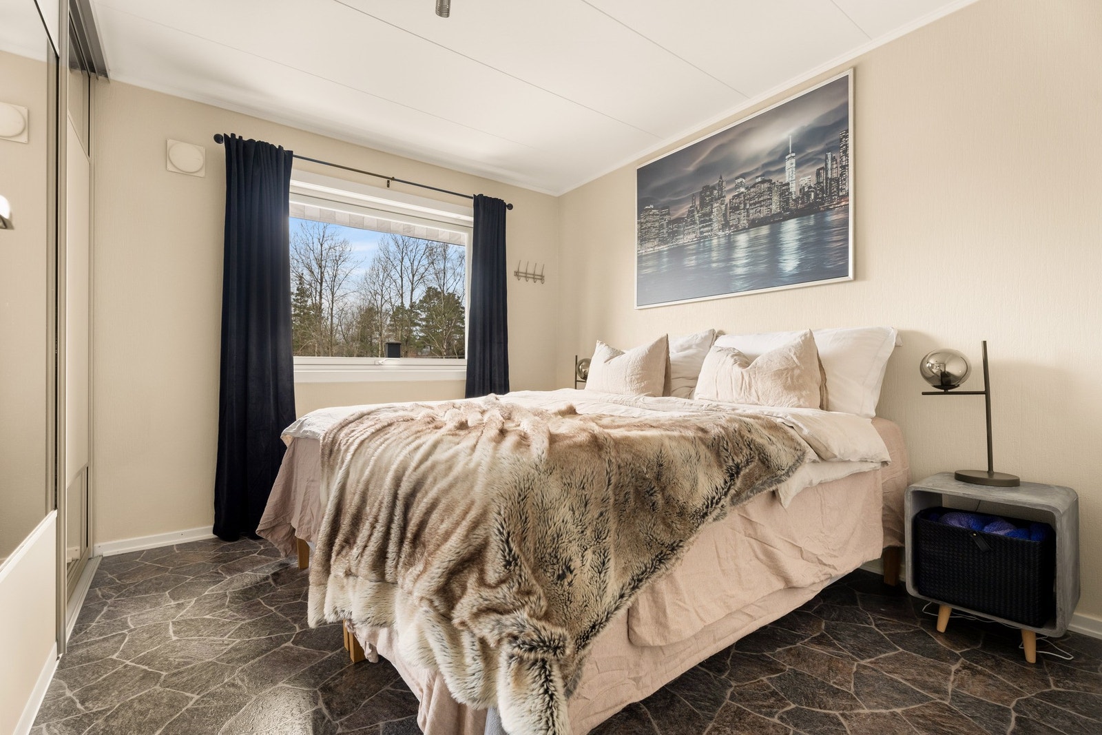 Romslig soverom som har integrert skyvedørsgarderobe. Galleribilde