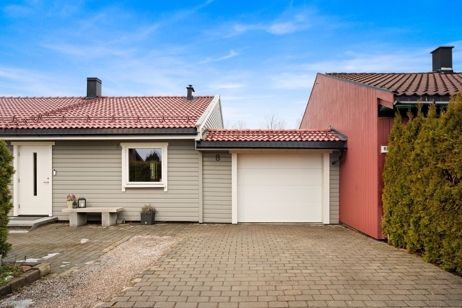 Gode parkeringsmuligheter. Det er montert lader for elbil i garasjen. Galleribilde