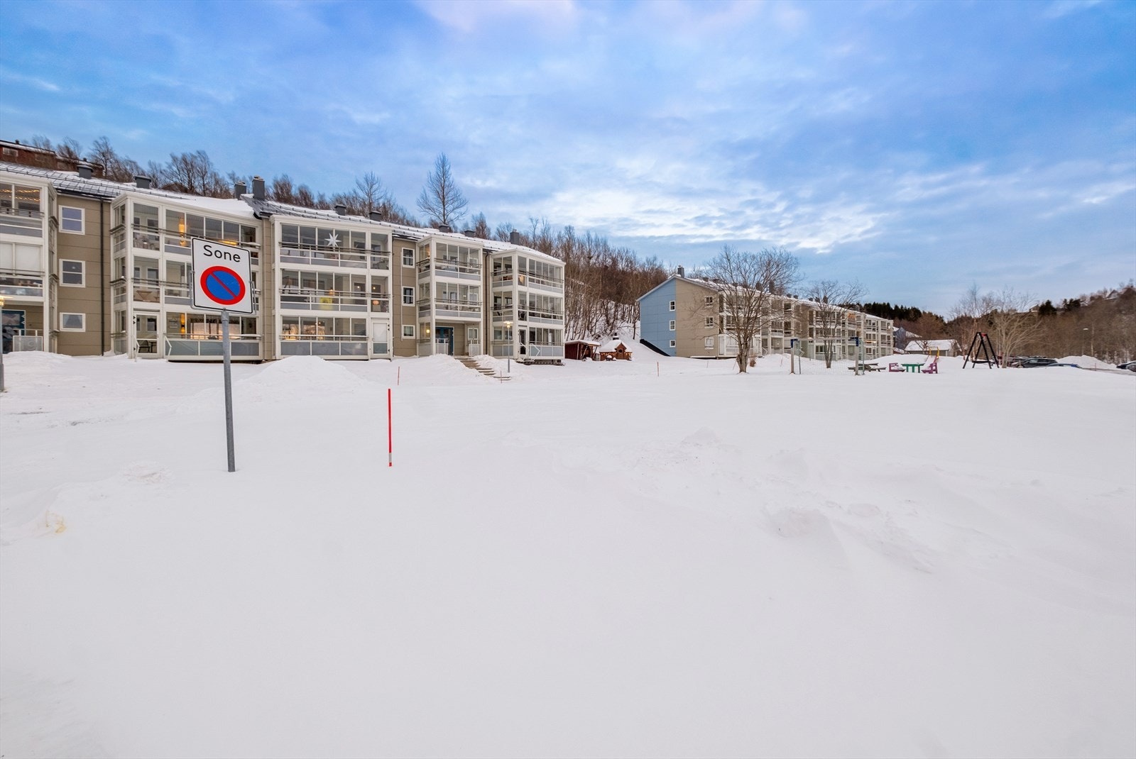 Området byr på kort gangavstand til Mørkved bydelssentrum med et variert servicetilbud, inkludert dagligvarebutikker, kiosk, treningssenter og spisesteder Galleribilde