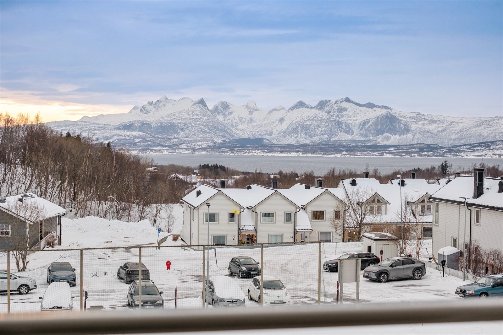 Leiligheten har en fantastisk utsikt mot Børvasstindan Galleribilde