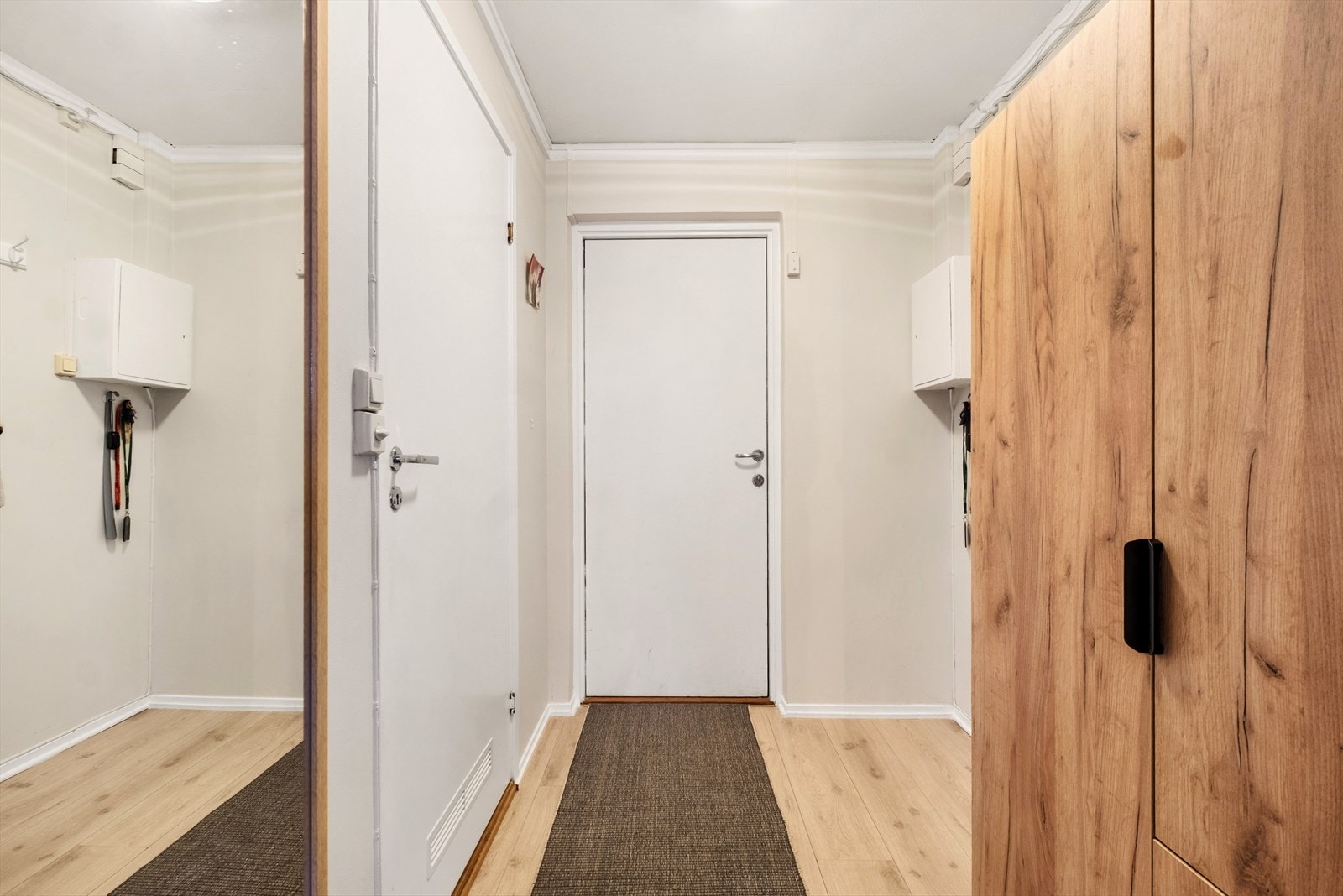 Entréen gir et godt førsteinntrykk av boligen og har plass til yttertøy og sko Galleribilde