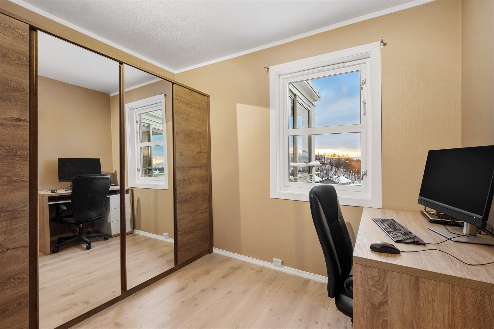 Garderobeskap er nylig oppgradert Galleribilde