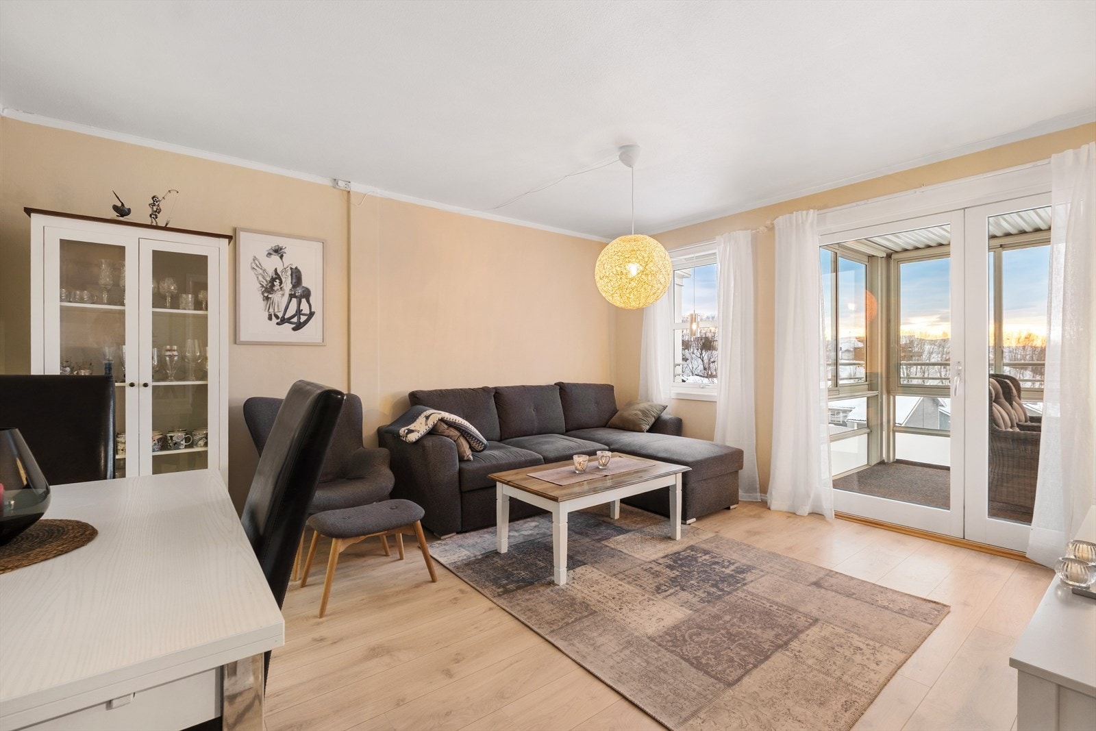 Fra stuen er det videre utgang til innglasset balkong på 8 kvm Galleribilde