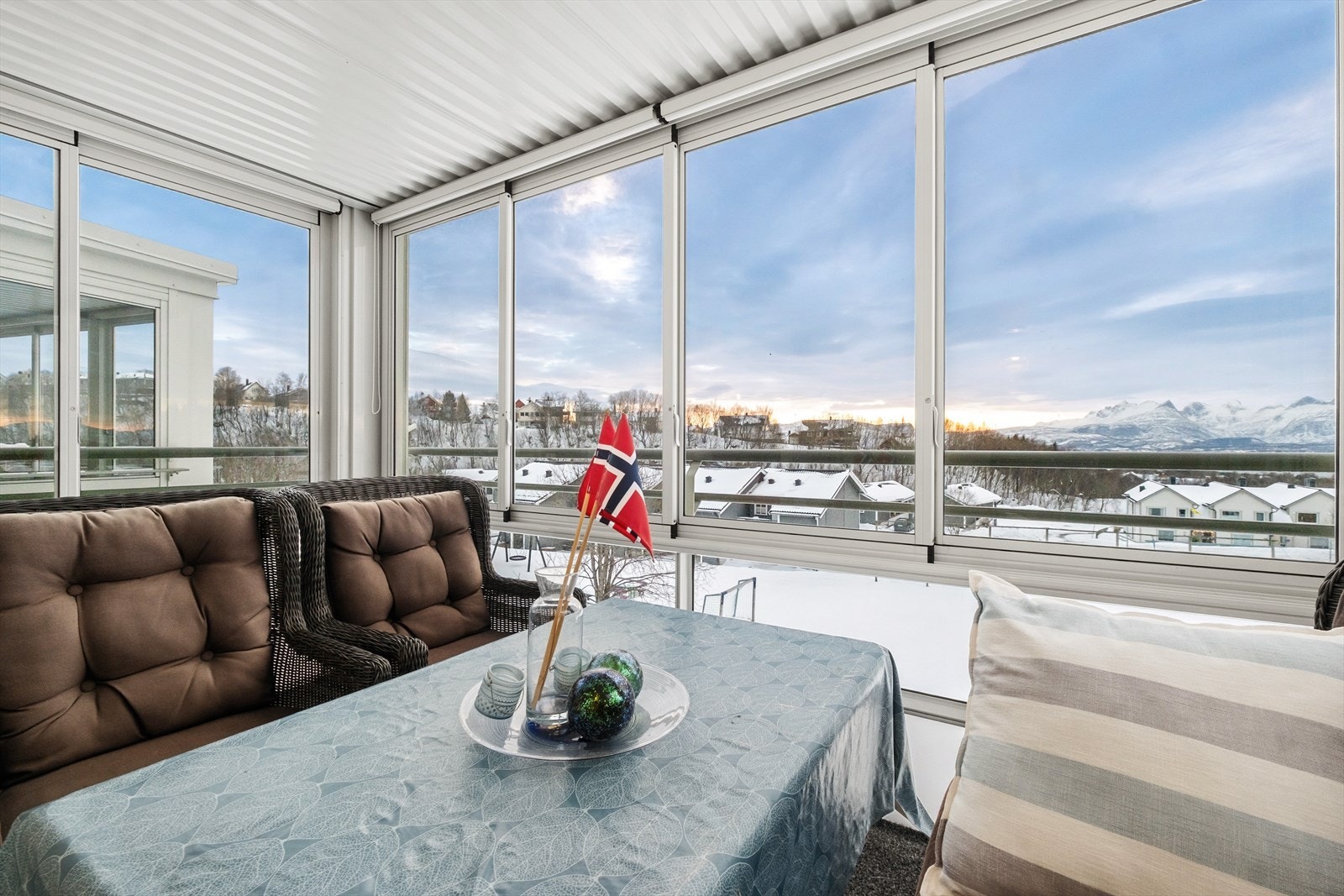 Leiligheten har gode solforhold med sol til ca. kl. 19.00 midtsommers Galleribilde