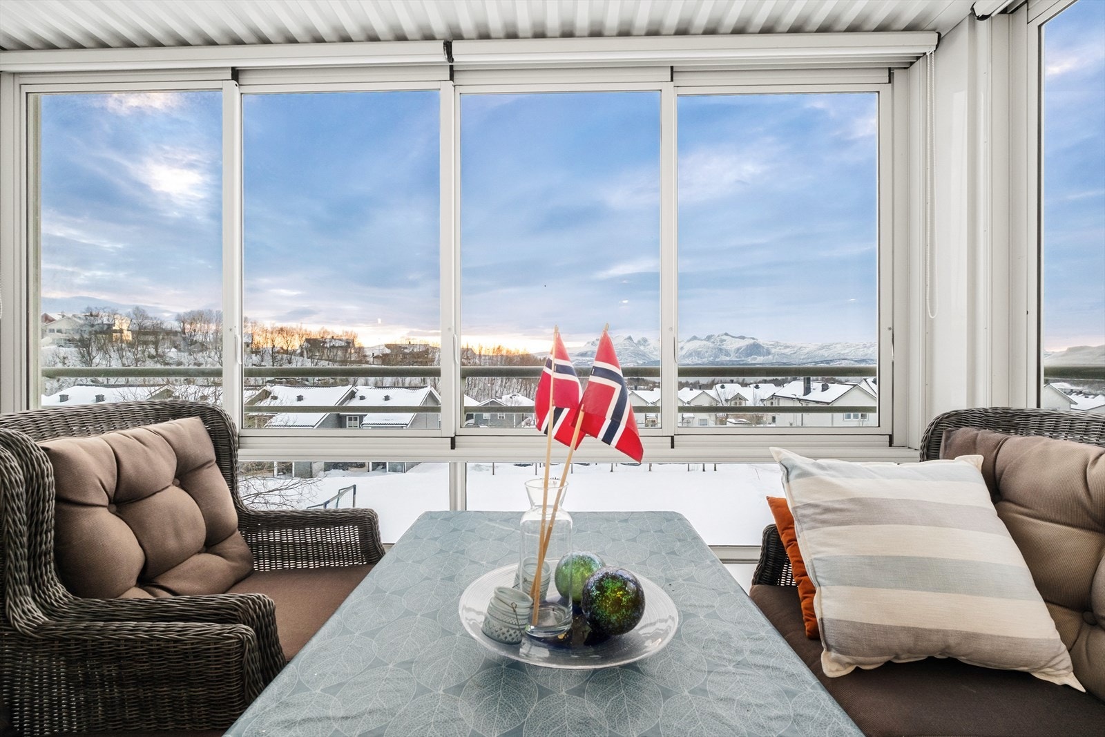 Balkongen fungerer som et ekstra oppholdsrom og gir fine muligheter for møblering Galleribilde