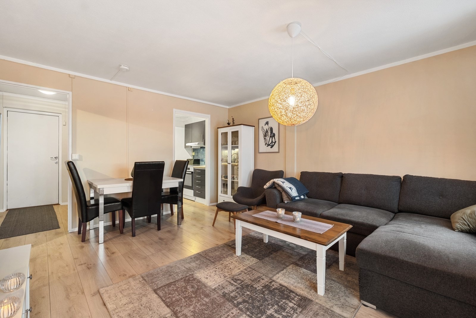 Det er gode møbleringsmuligheter for både sofagruppe og spiseplass Galleribilde