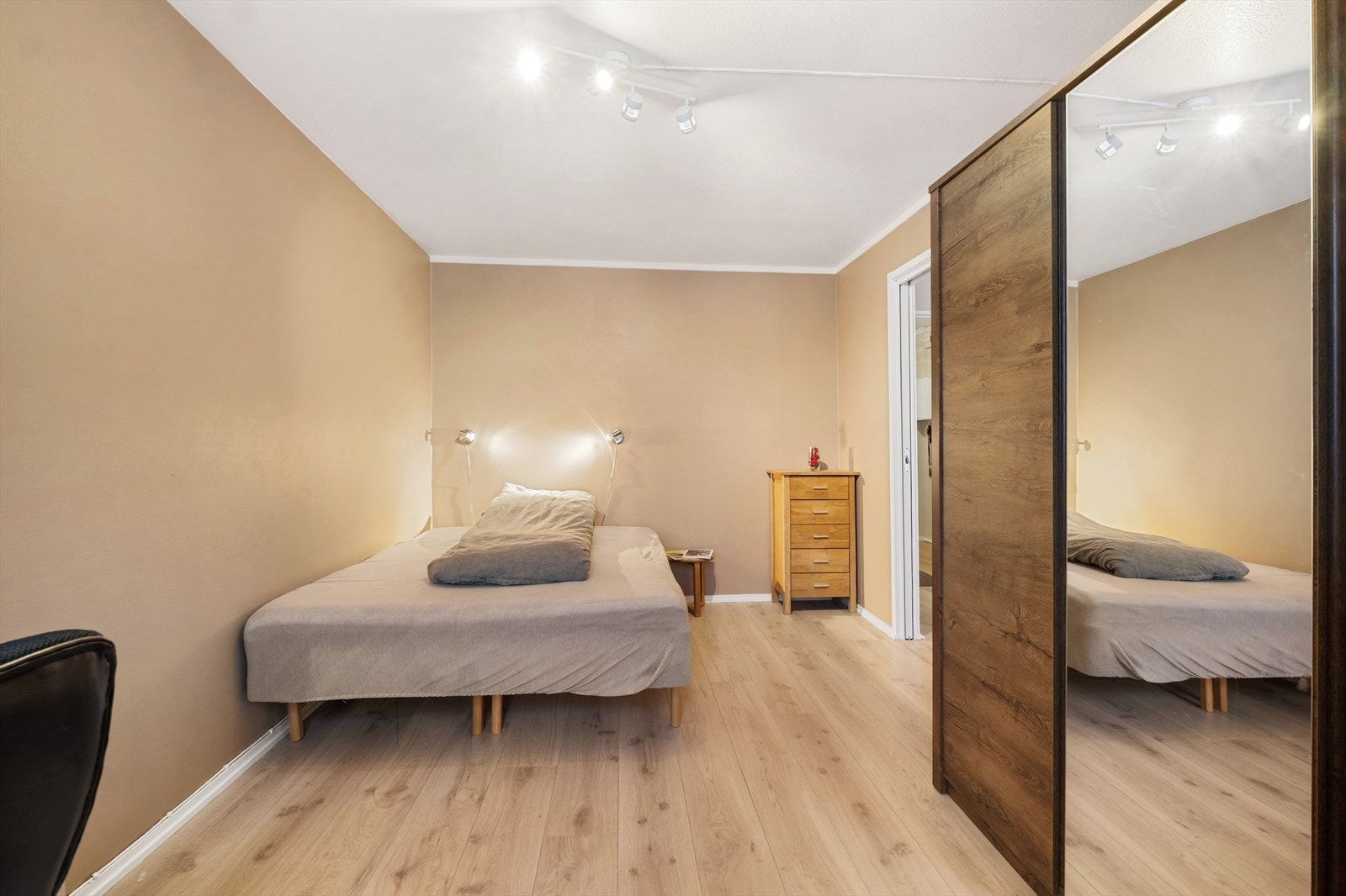 Soverommet har god plass til dobbeltseng og garderobeløsning Galleribilde